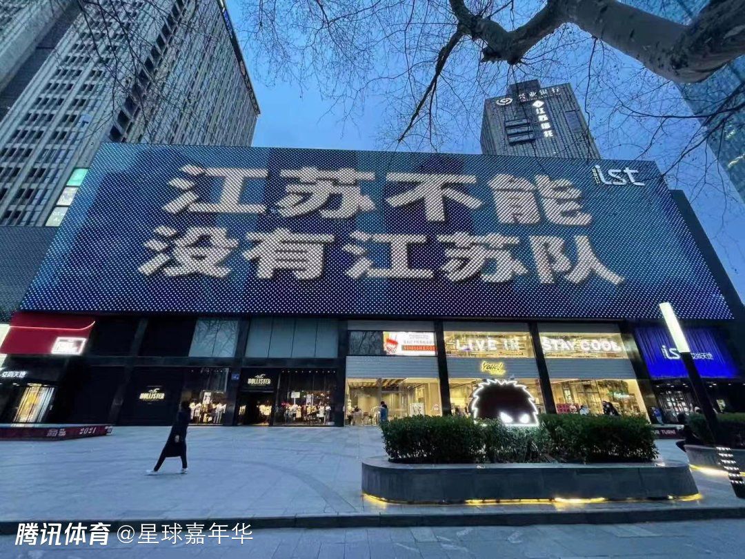 杨华忠躺在床上，旁边的凳子上，嘎公坐在那里，面前放着一只矮凳子，敷了药缠着纱布的那只脚就搭在那只凳子上。